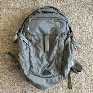 The North Face Surge Women’s FelxVent Backpack 31L Light Gray